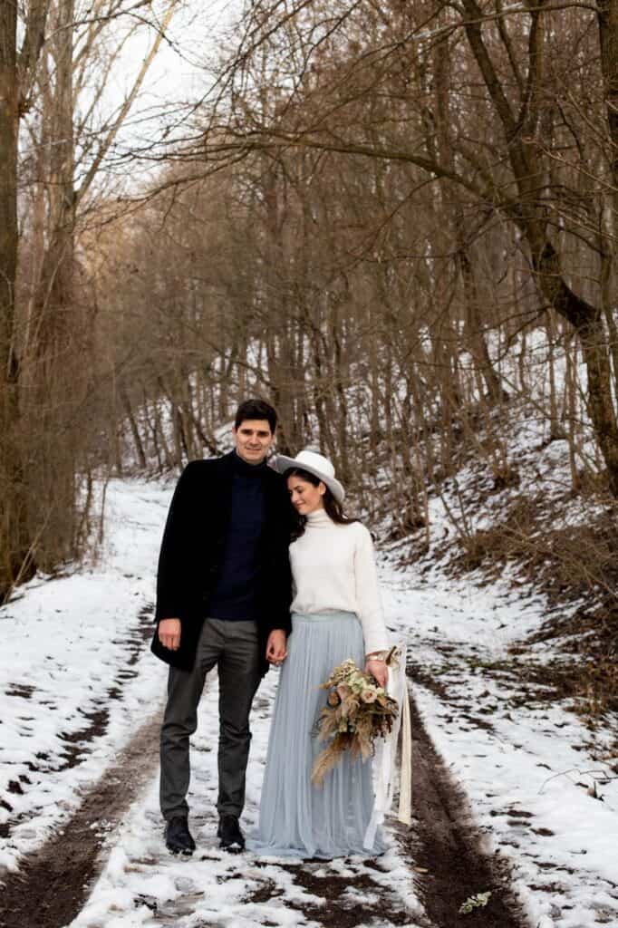 20 Snowy Wedding Photo Ideas to Steal for Your Winter Wedding